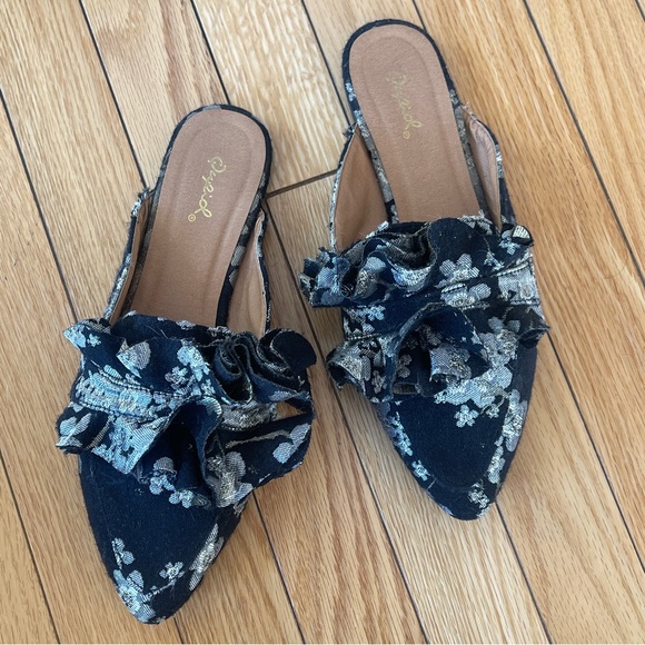 Qupid Black & Silver Brocade Bow Pointed Toe Mules - Picture 2 of 9